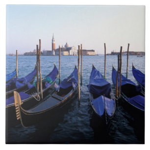 Italien, Venetien, Venedig, Reihe von Gondeln und  Fliese