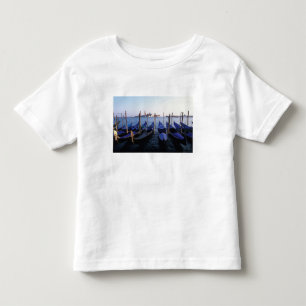 Italien, Venetien, Venedig, Reihe von Gondeln und Kleinkind T-shirt