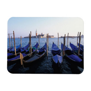 Italien, Venetien, Venedig, Reihe von Gondeln und  Magnet
