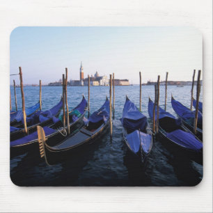 Italien, Venetien, Venedig, Reihe von Gondeln und Mousepad