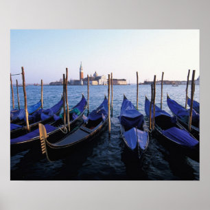 Italien, Venetien, Venedig, Reihe von Gondeln und Poster