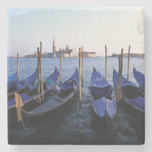 Italien, Venetien, Venedig, Reihe von Gondeln und Steinuntersetzer