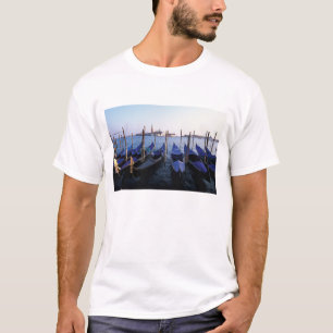 Italien, Venetien, Venedig, Reihe von Gondeln und T-Shirt