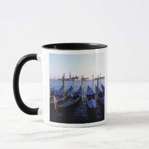 Italien, Venetien, Venedig, Reihe von Gondeln und Tasse