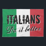 Italiener verbessert es lustiges handtuch<br><div class="desc">Italiener verbessert er lustiges Zitat-Geschirrtuch. Humorvolles Sprichwort mit italienischem Flaggenhintergrund. Niedliche kochende Geschenkideen für ihn und sie. Flagge von Italien mit Vintager Typografieschablone. Küchen-/GRILLEN-Versorgungen für Männer und Frauen. Nationalitäts-/ErbSpaß. Spaß für Grill, Abendessen-Party, Mischpaare, italienische amerikanische Beziehungen, International verabredete, wedding oder Familien-Wiedersehen. Machen Sie ein für Freunde, Familie, Mamma, Vati, Mutter,...</div>