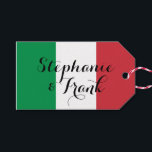 Italienische Fahne Colors Wedding Geschenkanhänger<br><div class="desc">Sie können die Farben der grünen roten und weißen italienischen Fahne anpassen, um Ihre eigenen Hochzeitsgeschenke oder Liebesmarken zu erstellen. Der Name des Ehepaares weist einen dekorativen, modernen Kalligrafiestil auf. Ändern Sie den Zeilenabstand, um das interkonturierte Aussehen des Skripts zu ändern. Ändern Sie den Stil des Schriftartes, um eine eigene...</div>