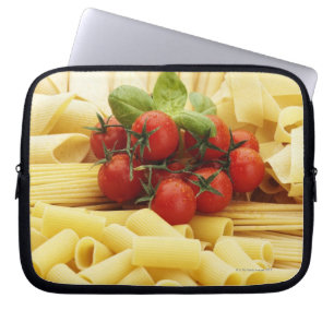 Italienische Küche. Teigwaren und Tomaten Laptopschutzhülle