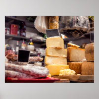Italienischer Lebensmittelmarkt mit Käse und Peppe