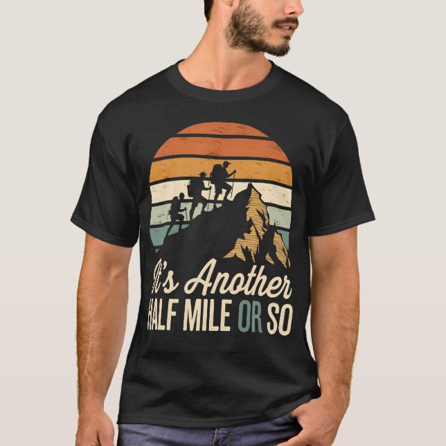 It'S Another Half Mile Or So Funny Hiking Men Wome T-Shirt (Vorderseite)