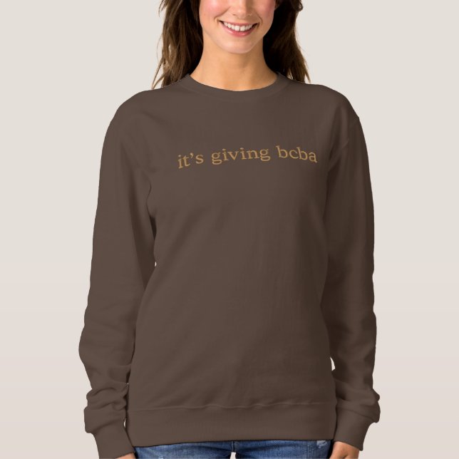 It's giving BCBA Board Certified Behavior Analyst Besticktes Sweatshirt (Vorderseite)