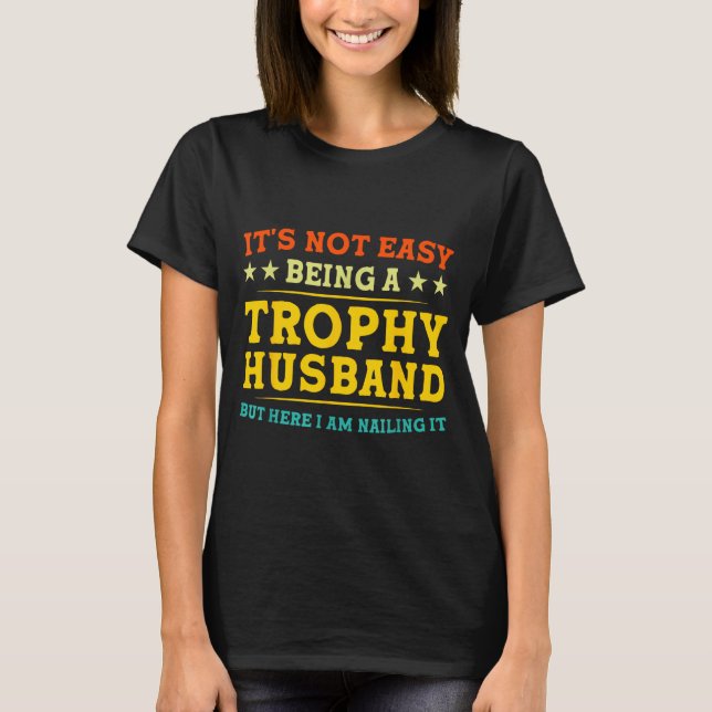 It's Not Easy Being A Trophy Husband Funny Anniver T-Shirt (Vorderseite)