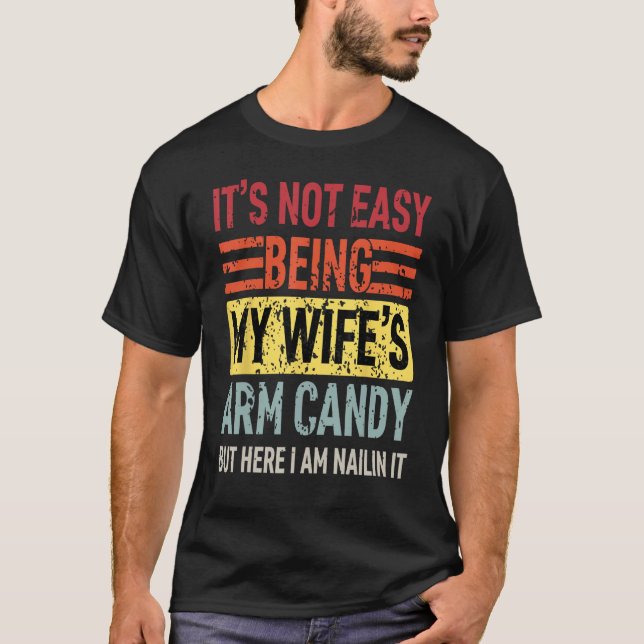 Its Not Easy Being My Wife's Arm Candy Funny Fathe T-Shirt (Vorderseite)