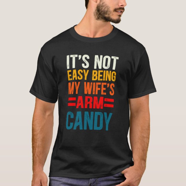 It's Not Easy Being My Wife's Arm Candy T-Shirt (Vorderseite)