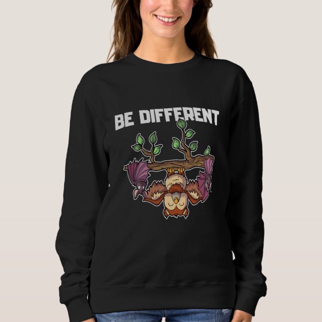 It's okay to be different Sei Anders Owl Bat Sweatshirt (Vorderseite)