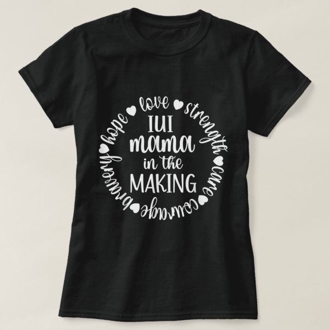 IUI-Mama in der IUI-Mama für die Schwangerschaft T-Shirt (Design vorne)