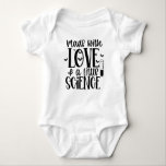 IVF Baby "made with Liebe & science" Baby Strampler<br><div class="desc">Dieses Outfit ist der perfekte Weg,  um Ihr IVF Baby in der Welt willkommen zu heißen.</div>