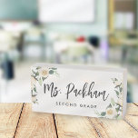 Ivory Bloom Floral Teacher Name Klasse Holzkisten Schild<br><div class="desc">Niedliche boho Blumenschilder für LehrerInnen tragen Ihren Namen in eleganten handgezeichneten,  kursiven Schriftzeichen,  flankiert von weißen und elfenbeinfarbenen Blume,  Eukalyptus-Blätter und schlängelgrünem botanischem Blattwerk. Ein perfektes Geschenk für die Lehrerwertungswoche oder den Urlaub!</div>