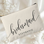 Ivory Cream Bridesmaid Moderne Kalligraphie Zubehörtasche<br><div class="desc">Feiern Sie Ihr Brautparty mit diesem edlen Elfenbein-Creme-Accessoire-Beutel. Mit moderner Kalligraphie und dem Namen Ihrer Brautjungfrau ist dieser Beutel sowohl stilvoll als auch praktisch. Die weiche, staubige Salbei-Farbe und das elegante Skript schaffen ein ausgeklügeltes Aussehen, das perfekt zum Halten von Make-up, Toilettenartikeln oder anderen essenziellen Dingen geeignet ist. Dieser personalisierte...</div>