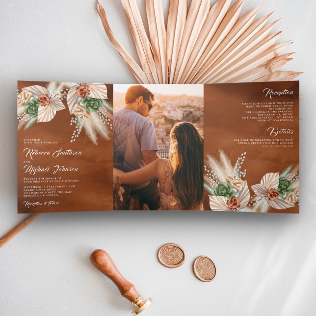 Ivory Palm Earthy Floral Pampas Terracotta Wedding Dreifach Gefaltete Einladung (Von Creator hochgeladen)