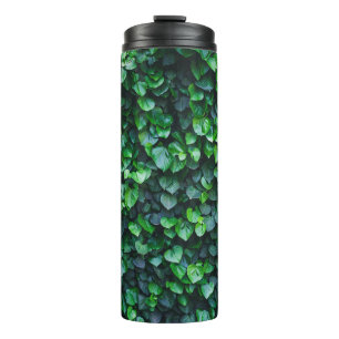Ivy grüne Wand: natürliche Oberfläche. Thermosbecher