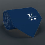 Ivy League Blue | Elegante Monogramm Name |zweisei Krawatte<br><div class="desc">Eine elegante Krawatte mit einem kühnen weißen Monogramm über einen tiefen Ivy League Blue Hintergrund. Zusätzlich zu diesem Monogramm sitzt Ihr Vor- oder Nachname in allen Hauptstädte. Wenn Sie einen mutigeren Blick auf den persönlichen Namen im großen Buchstaben bevorzugen, können Sie folgendes tun: Benutzen Sie die Funktion Anpassen/Bearbeiten und klicken...</div>