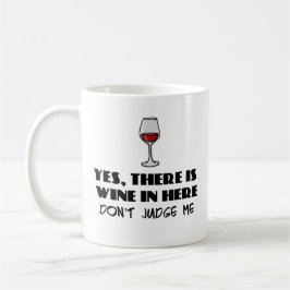 Ja gibt es Wein herein hier - beurteilen Sie mich Kaffeetasse