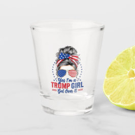Ja, ich bin ein Trump-Mädchen, das sich darüber hi Schnapsglas