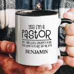 Ja, ich bin Pastor Funny Religious Individuelle Na Tasse<br><div class="desc">Beginnen Sie Ihren Tag mit Spaß und Vertrauen mit dieser anpassbaren Tasse "Yes I'm A Pastor". Mit dem witzigen Satz: "Nein, die letzte Predigt war nicht spezifisch für dich", ist dieses Design perfekt für Pastoren, die eine leichtsinnige Einstellung ihrer Berufung genießen. Personalisieren Sie die Tasse mit einem Namen, um sie...</div>