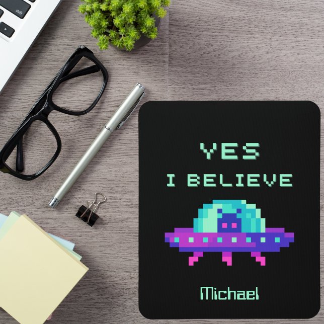 Ja, ich glaube, Alien Flying UFO Spaceship Pixel A Mousepad (Von Creator hochgeladen)