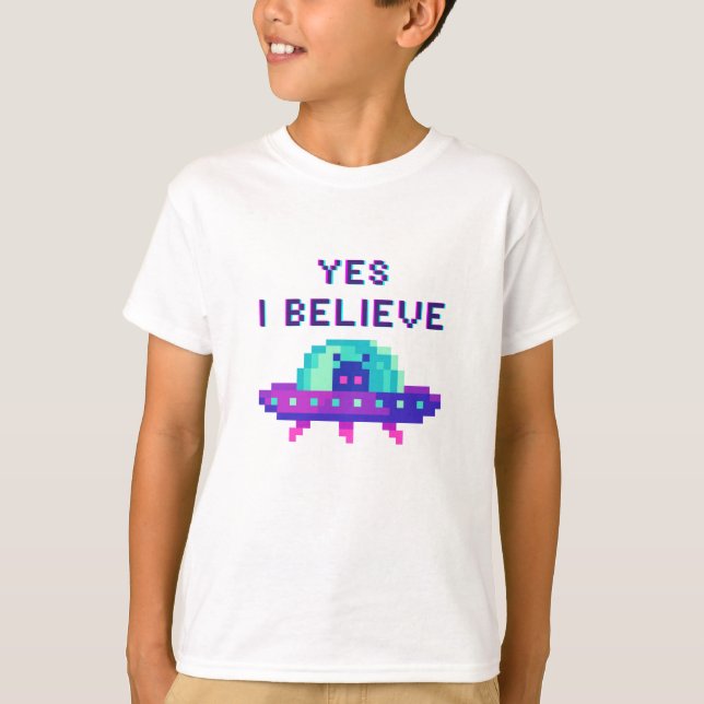 Ja, ich glaube, Alien Flying UFO Spaceship Pixel A T-Shirt (Vorderseite)