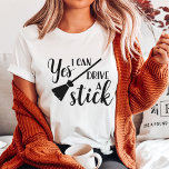 Ja, ich kann einen Stick fahren | Funny Halloween T-Shirt<br><div class="desc">Der lustige Halloween-T - Shirt enthält das Zitat "Ja,  ich kann einen Stock fahren" in schwarzer Schrift mit einer Bestickungsillustrierung. Dieses Halloween-Fest macht Spaß und entfesselt eure innere Hexe mit diesem niedlichen Angebot!</div>