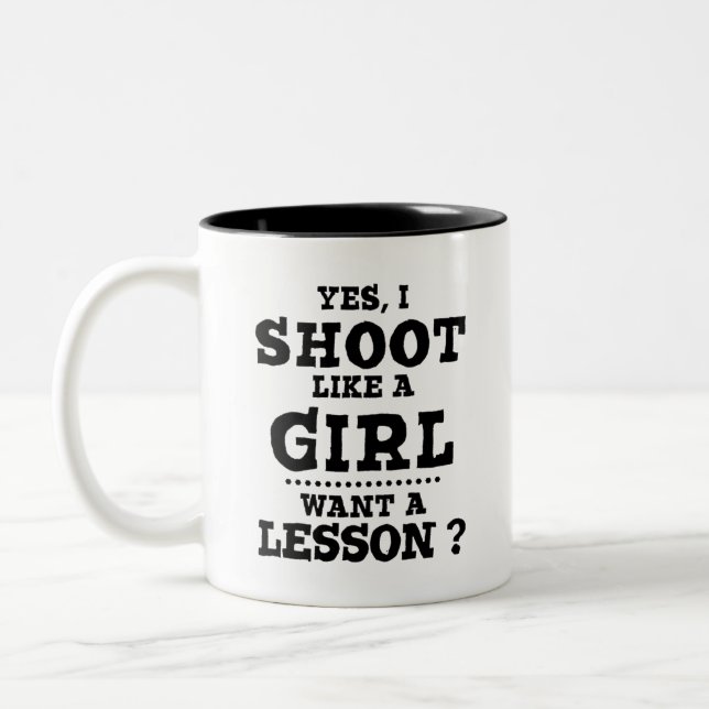 Ja, ich schieße wie ein Mädchen eine Lektion gewol Zweifarbige Tasse (Links)