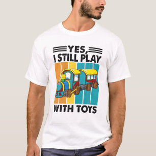 Ja, ich spiele immer noch mit Spielzeug - Züge - C T-Shirt