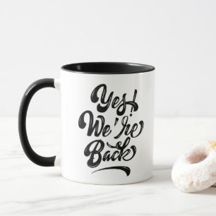 Ja! Wir sind zurück – Kühner Kalligrafie-Becher Tasse