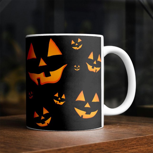 Jack-O-Lantern oder Jack O’Lantern Augen und Läche Kaffeetasse (Glowing Jack-O-Lantern Faces Halloween Design. Coffee Mug)