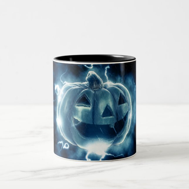 Jack-o-Laterne im Regen Zweifarbige Tasse (Mittel)