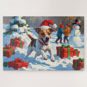 Jack Russell läuft im Schnee mit Weihnachtsmütze