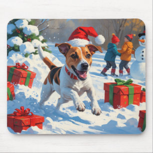 Jack Russell läuft im Schnee mit Weihnachtsmütze Mousepad