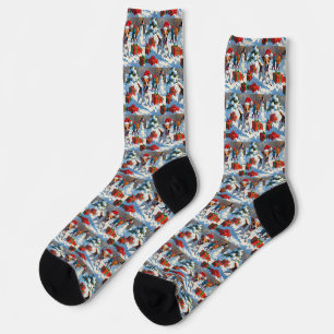 Jack Russell läuft im Schnee mit Weihnachtsmütze Socken