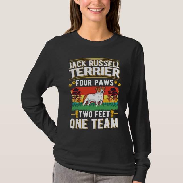 Jack Russell Terrier four paws two feet one team T-Shirt (Vorderseite)