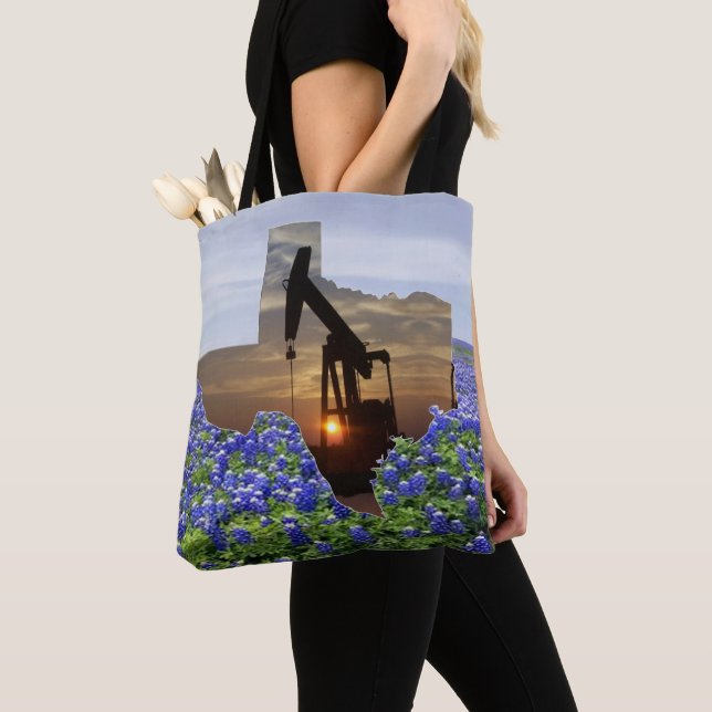 Jack von Texas-Ölpumpen in Bluebonnets Tasche (Von Nahem)