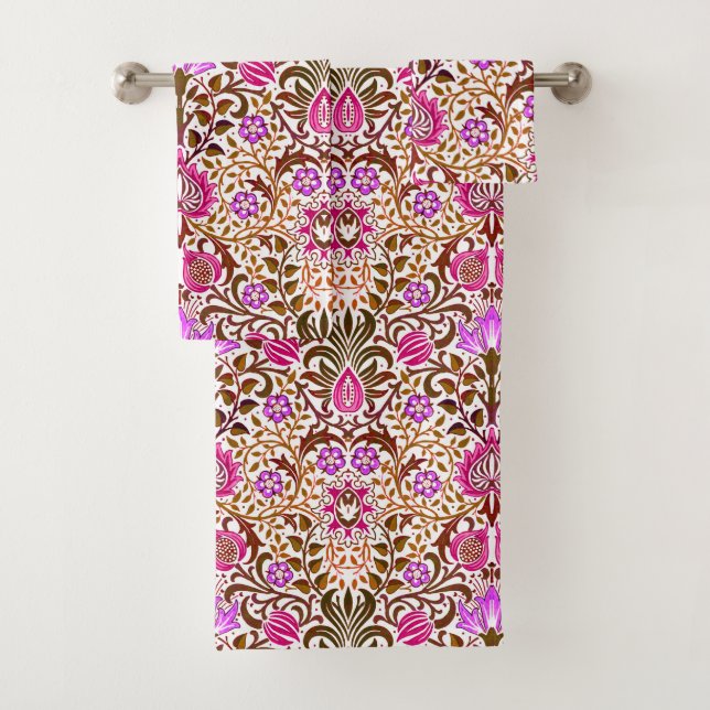 Jacobean Floral Damask, rose, violet et Brown  (En situation)
