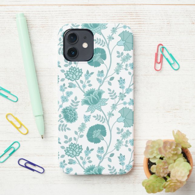 Jacobobobohne Blumenmuster Tees auf Weiß iPhone 12 Hülle (Auf dem Schreibtisch)