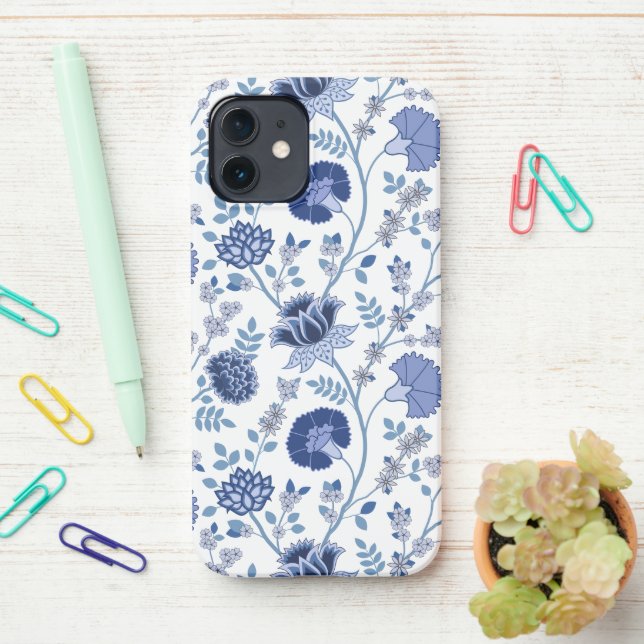 Jacobobobohnenfloral Big Pattern Blues auf Weiß iPhone 12 Hülle (Auf dem Schreibtisch)