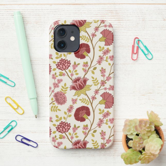 Jacobobohne Grosse Muster Reds Pinks Gold Creme iPhone 12 Hülle (Auf dem Schreibtisch)