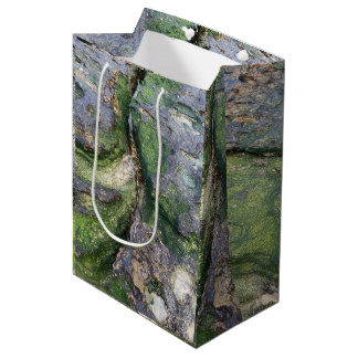 Jadegrüne Moosfelsen am Strand von Toowoon Bay Mittlere Geschenktüte