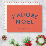 J'adore Weihnachten | Moderne Liebe Weihnachten Ro<br><div class="desc">Einfaches, stilvolles J'adore Weihnachten" zitiert eine flache Urlaubskarte mit moderner, minimalistischer Typografie in marineblau auf korallenrotem Hintergrund in einem trendigen festlichen Stil. Die Rückseite weist ein lustiges rotes Polka Punktmuster auf. Das Zitat übersetzt in "I Liebe Weihnachten" auf Französisch. Der Gruß, der Name und das Jahr können leicht personalisiert werden...</div>