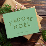 J'adore Weihnachten | Moderne Minimalistische Lieb<br><div class="desc">Einfaches, stilvolles J'adore Weihnachten" zitierte Art gefaltete Urlaubskarte mit moderner, minimalistischer Typografie in Waldgrün auf schlauem, grünem Hintergrund in einem trendigen festlichen Stil. Das Zitat übersetzt in "I Liebe Weihnachten" auf Französisch. Der Gruß, der Name und das Jahr können leicht personalisiert werden für die perfekte Karte für die Weihnachtszeit, um...</div>