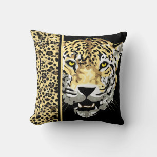 Jaguar mit Jaguar Print auf einem Throw Kissen