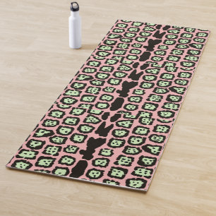 Jaguar Muster in Melon auf der rosa Lemonade Yogamatte